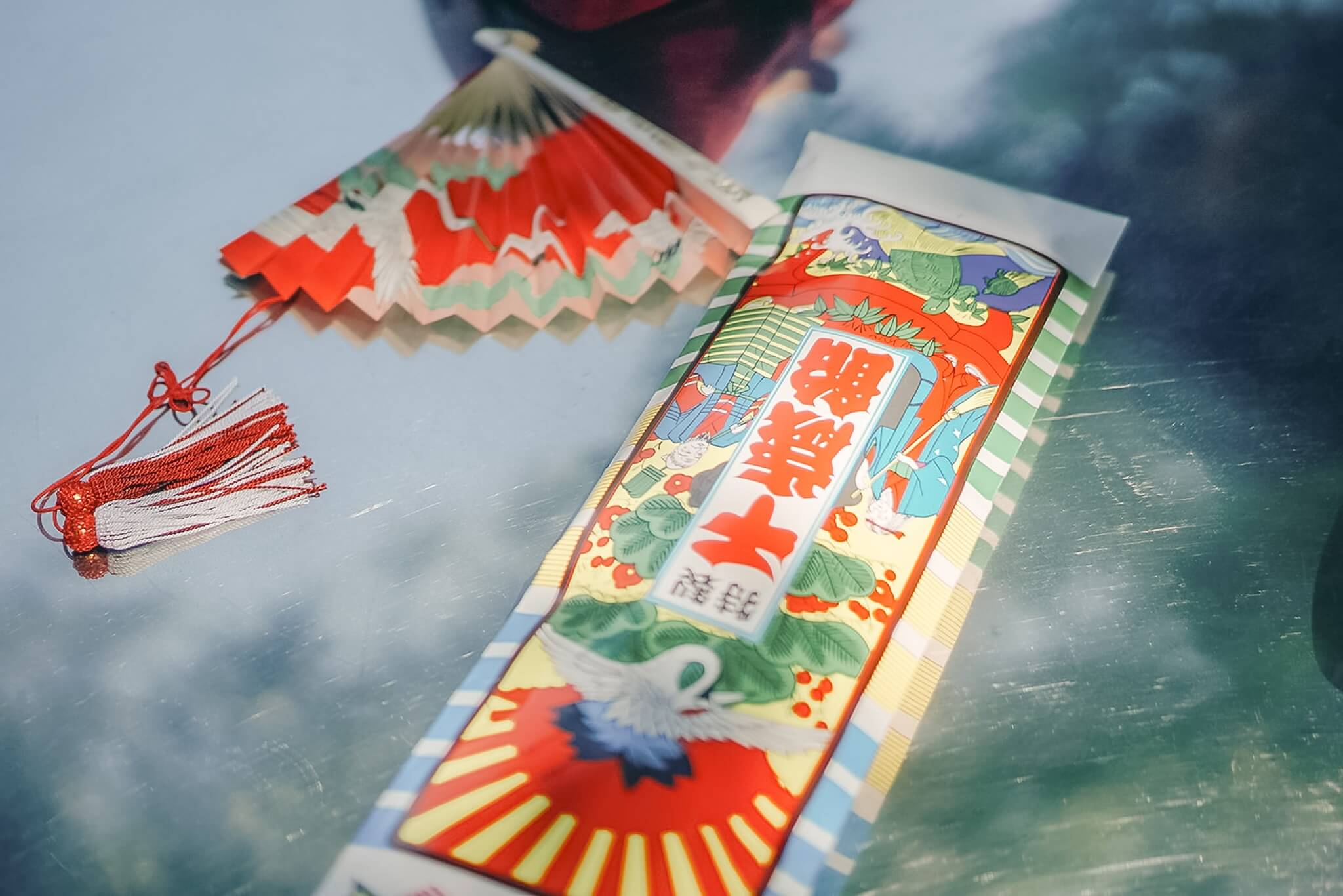 春の七五三｜新緑の光が映り込む千歳飴と小物