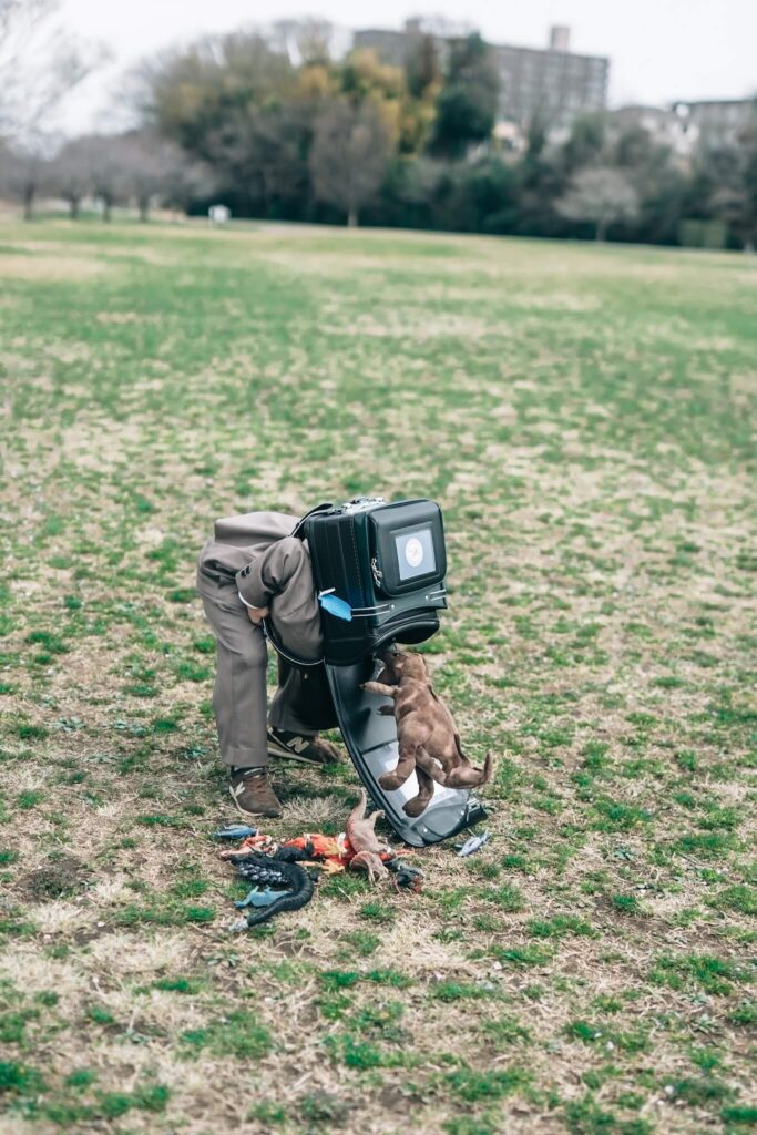 柏市 ランドセルの中から恐竜のおもちゃが落ちる様子