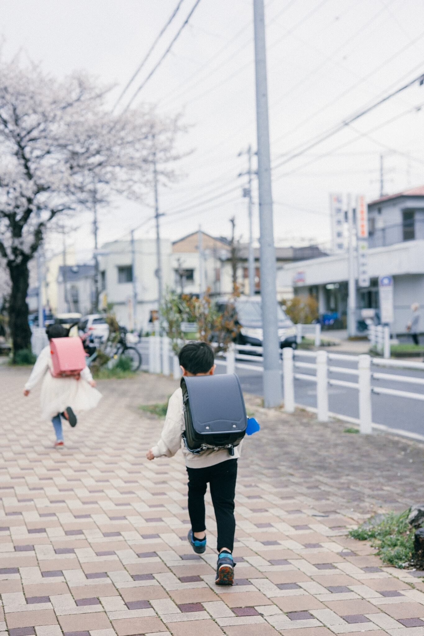 ランドセルを背負って下校する小学生