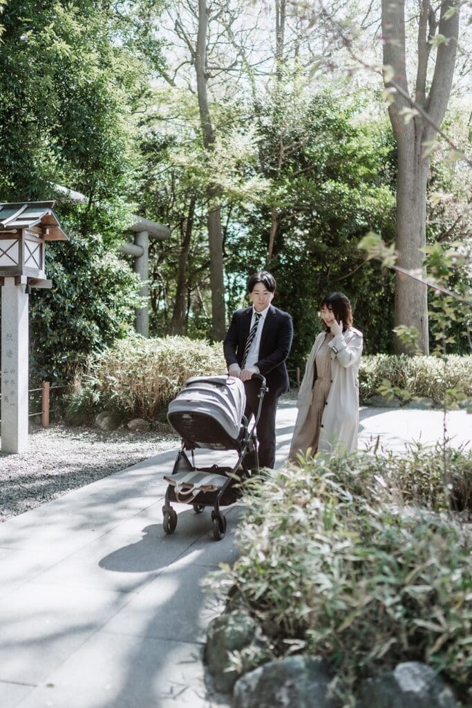 櫻木神社の参道を歩く家族
