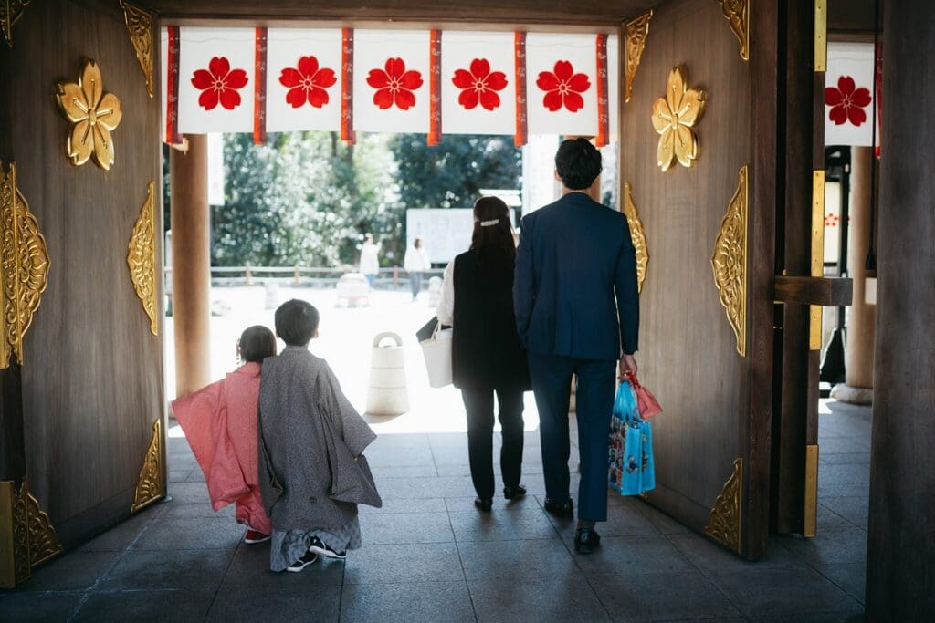 櫻木神社の神門をくぐる七五三の家族