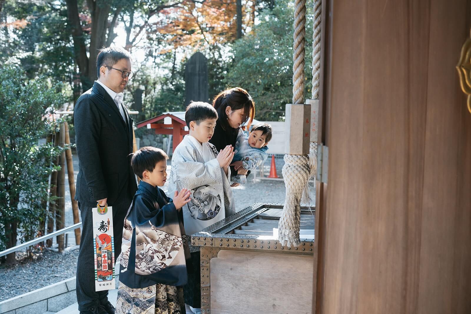 我孫子 七五三｜柴崎神社でお参りする家族の様子