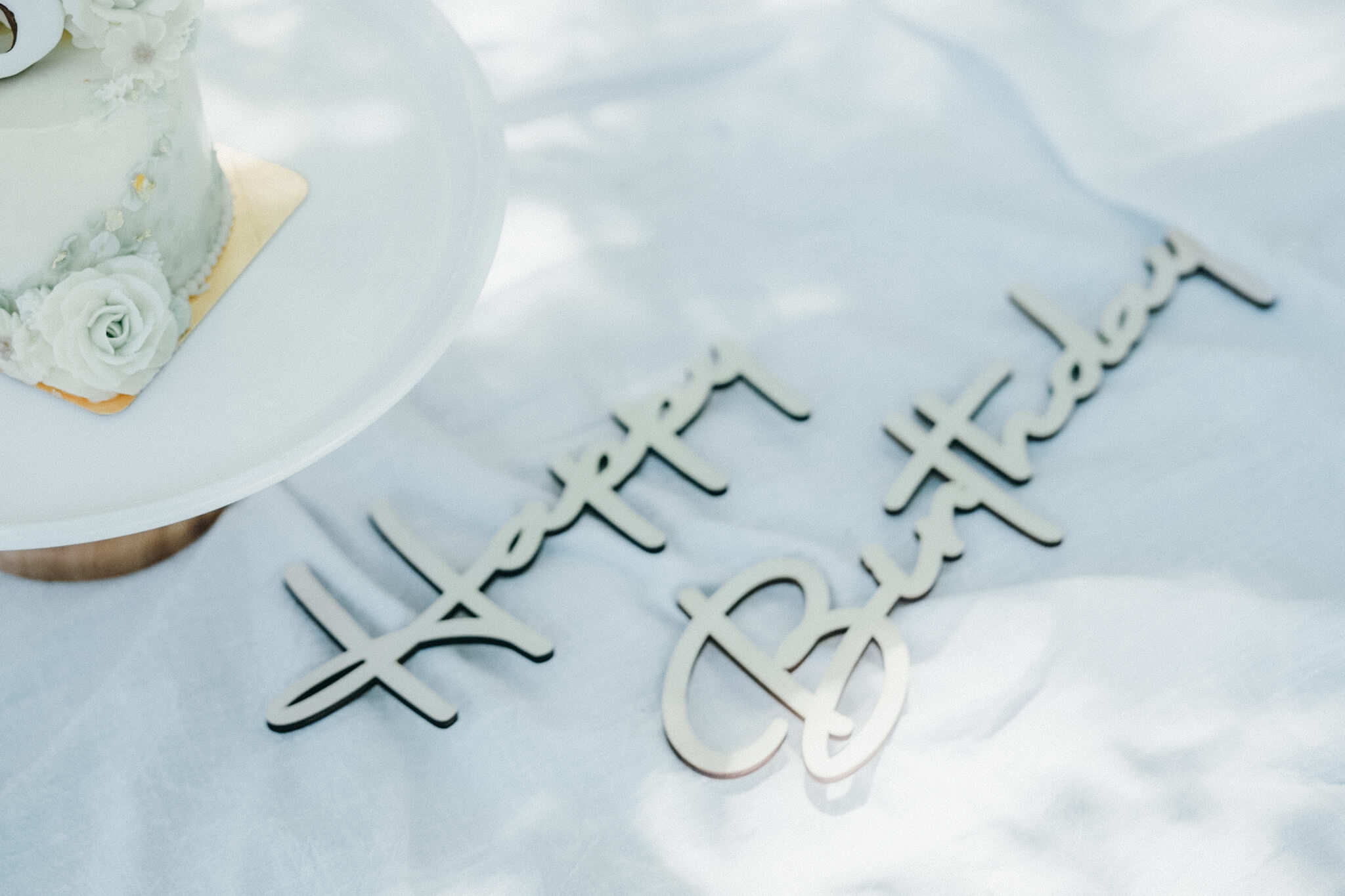 赤ちゃんの成長を祝うバースデーケーキと木製バナー