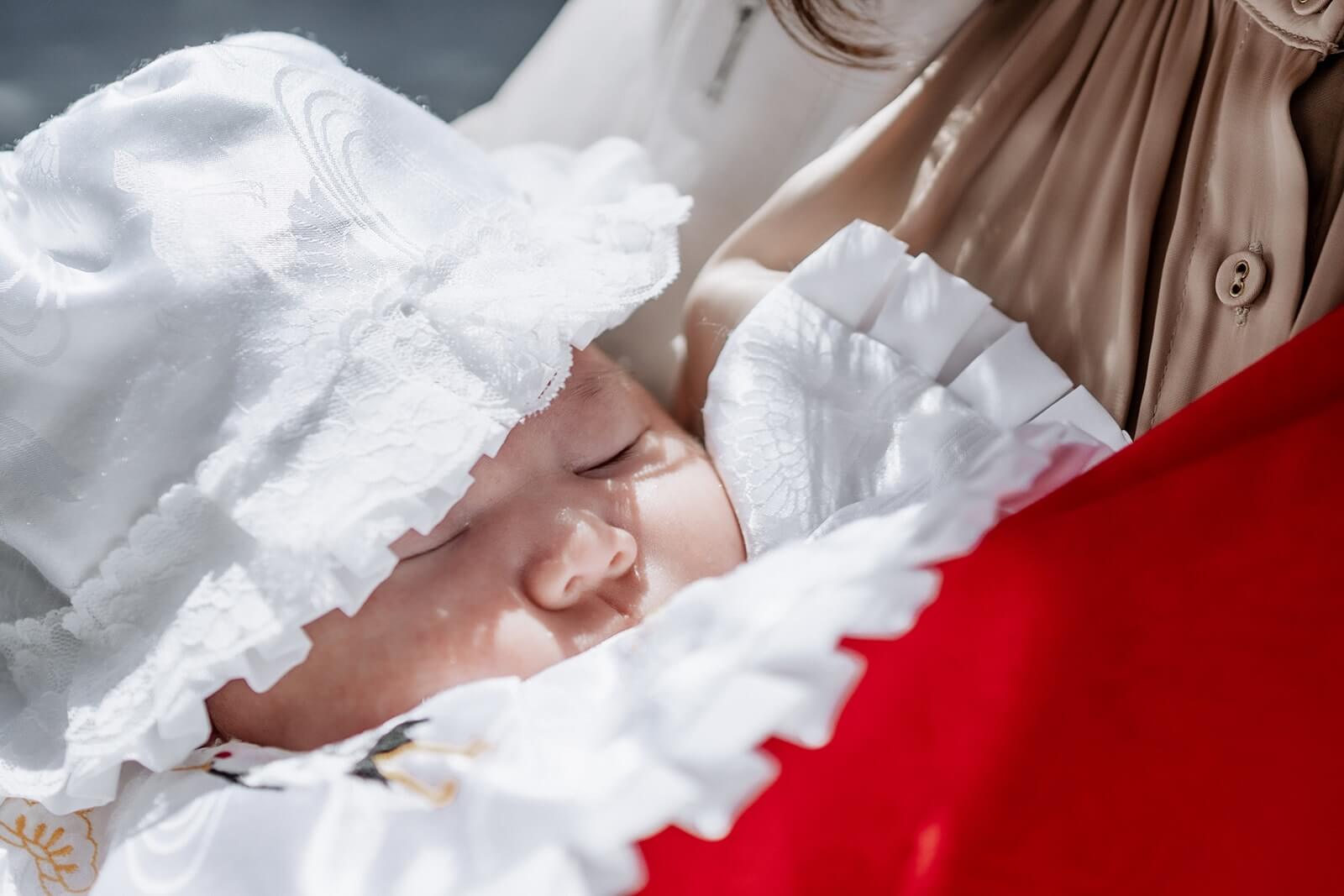生後まもない赤ちゃんを抱くお母さんと祝い着|柏・松戸・流山エリアのお宮参りガイド