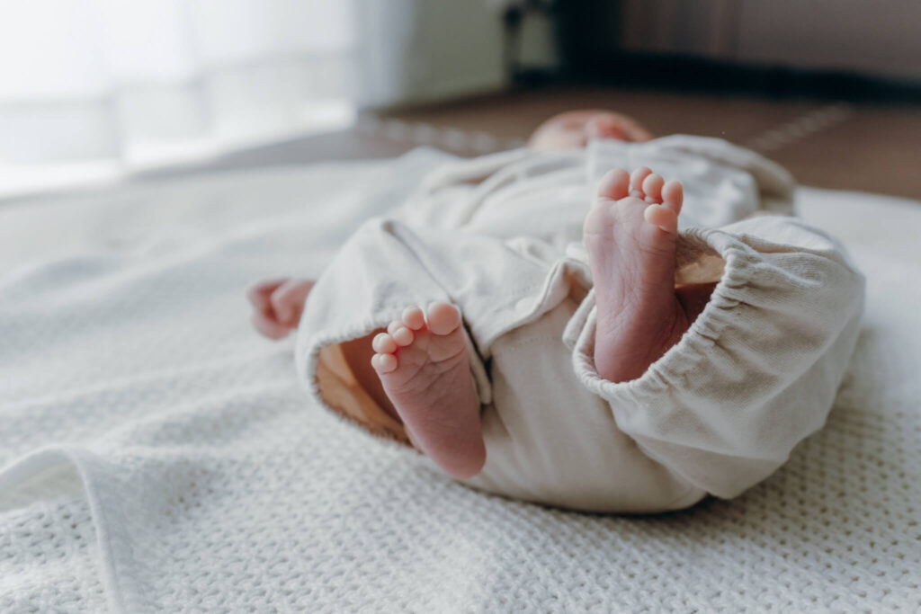 流山の自宅ニューボーンフォト｜生後まもない赤ちゃんの小さな足を写したクローズアップカット