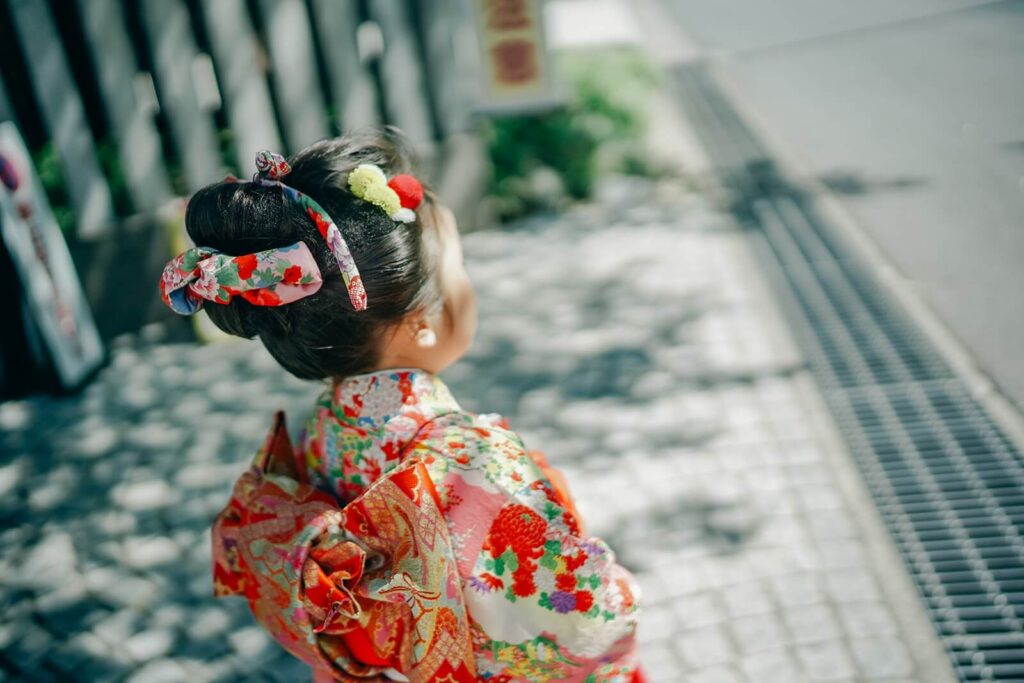 春の七五三｜やわらかな日差しの中、着物と髪飾りをつけた女の子（柏・流山・松戸）