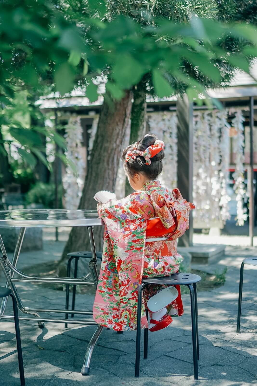 春の七五三｜新緑に包まれた境内で、着物姿の女の子が過ごす穏やかな時間（柏・流山・松戸）