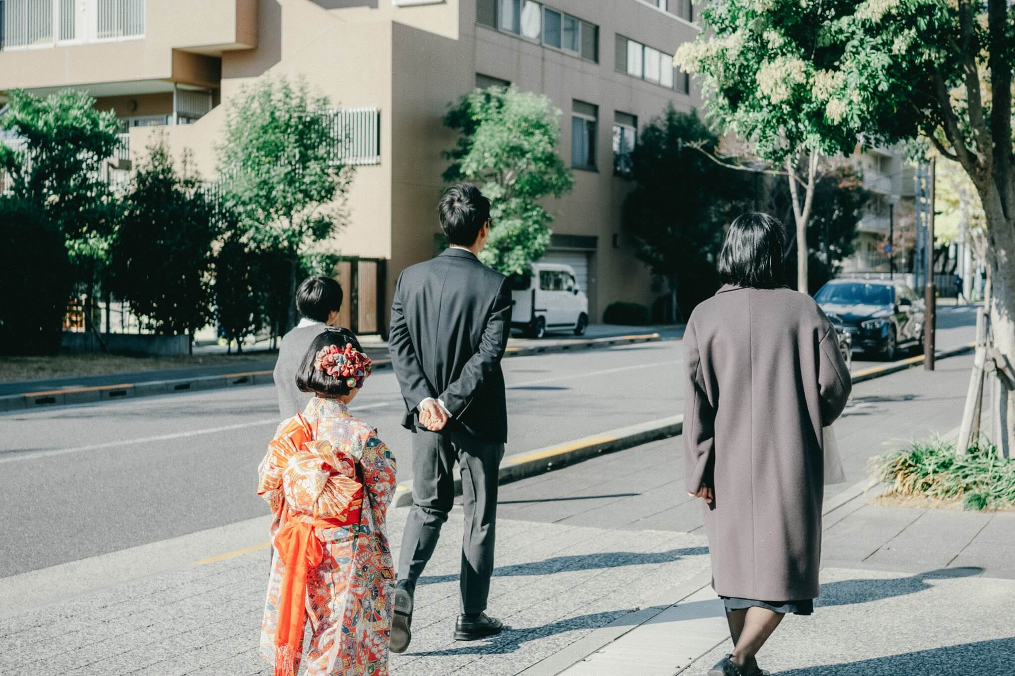 七五三の出張撮影｜神社へ向かう家族の後ろ姿を自然な流れの中で残した一枚