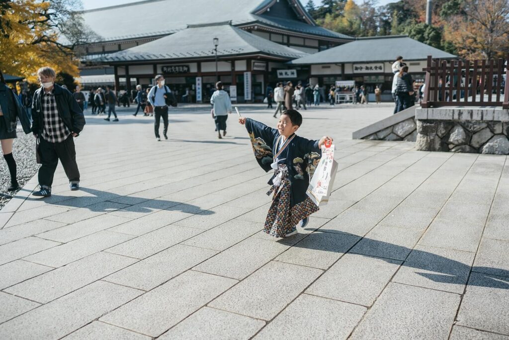 七五三出張撮影|ご祈祷後に走る子どもの自然な表情と動きを残した写真