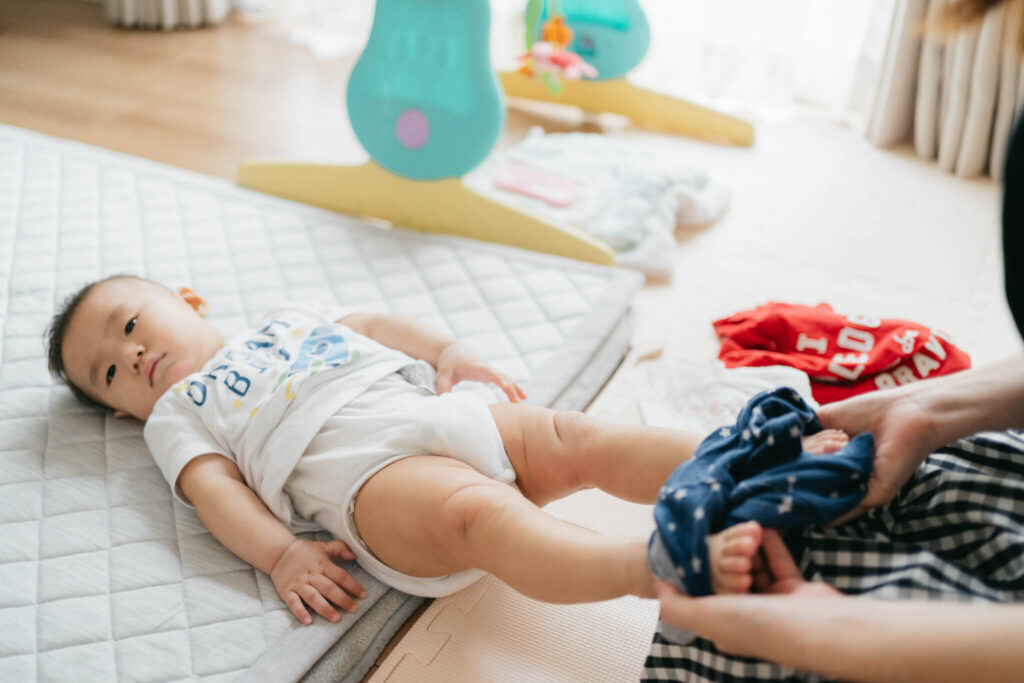 柏・流山｜自宅でのお着替えシーンを切り取った赤ちゃんの日常写真（出張撮影）