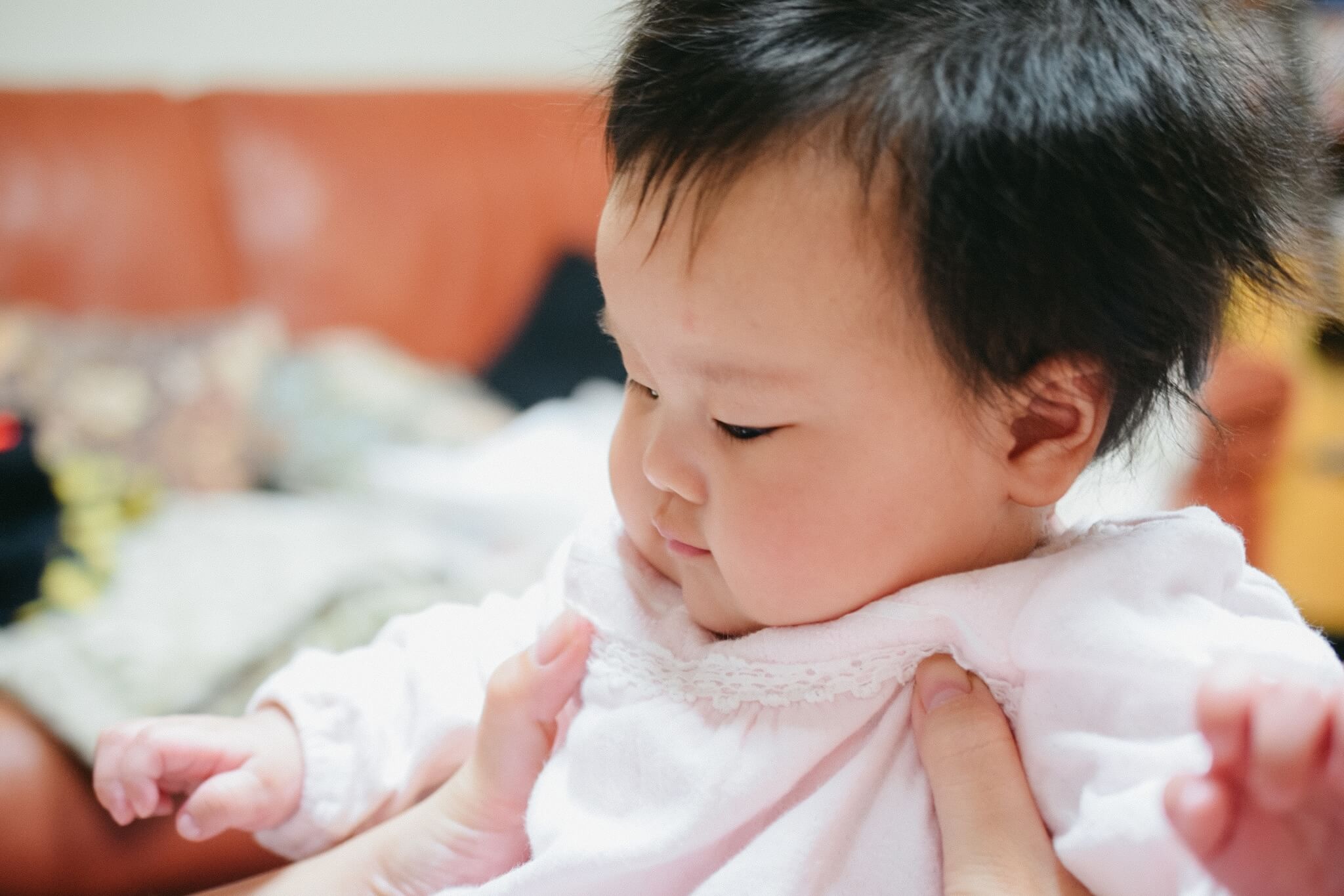 生後3ヶ月頃の赤ちゃんと家族が過ごす自然なひととき