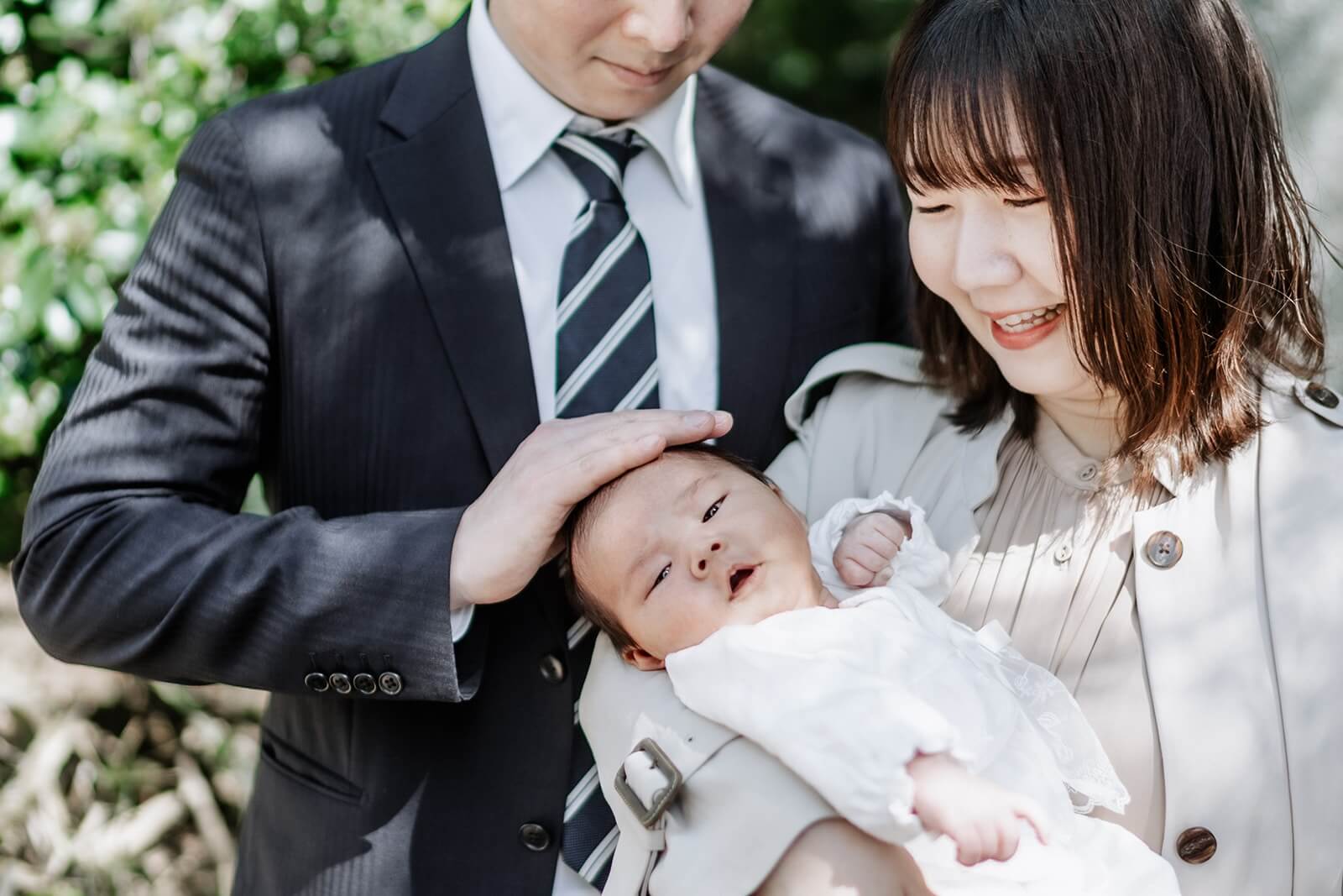 お宮参りの家族写真｜赤ちゃんと過ごす自然な記念のひととき