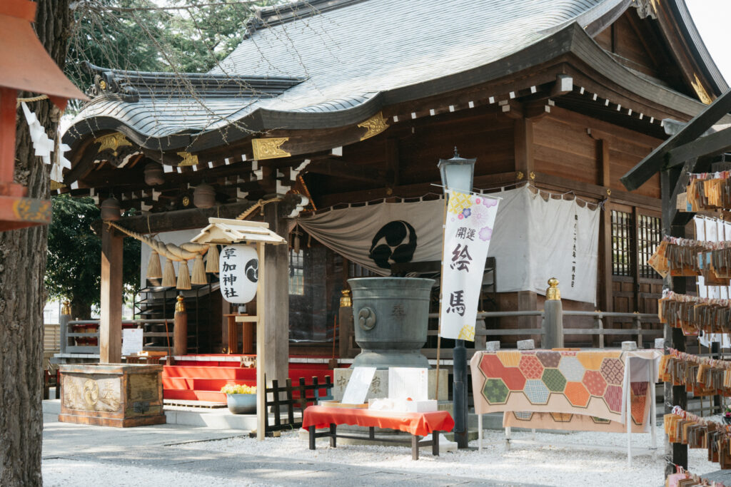 草加神社の本殿 七五三のご祈祷が行われる境内の様子