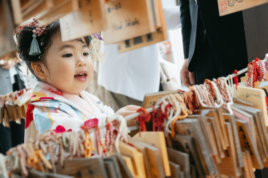 草加神社の絵馬を見つめる七五三の女の子 境内の様子