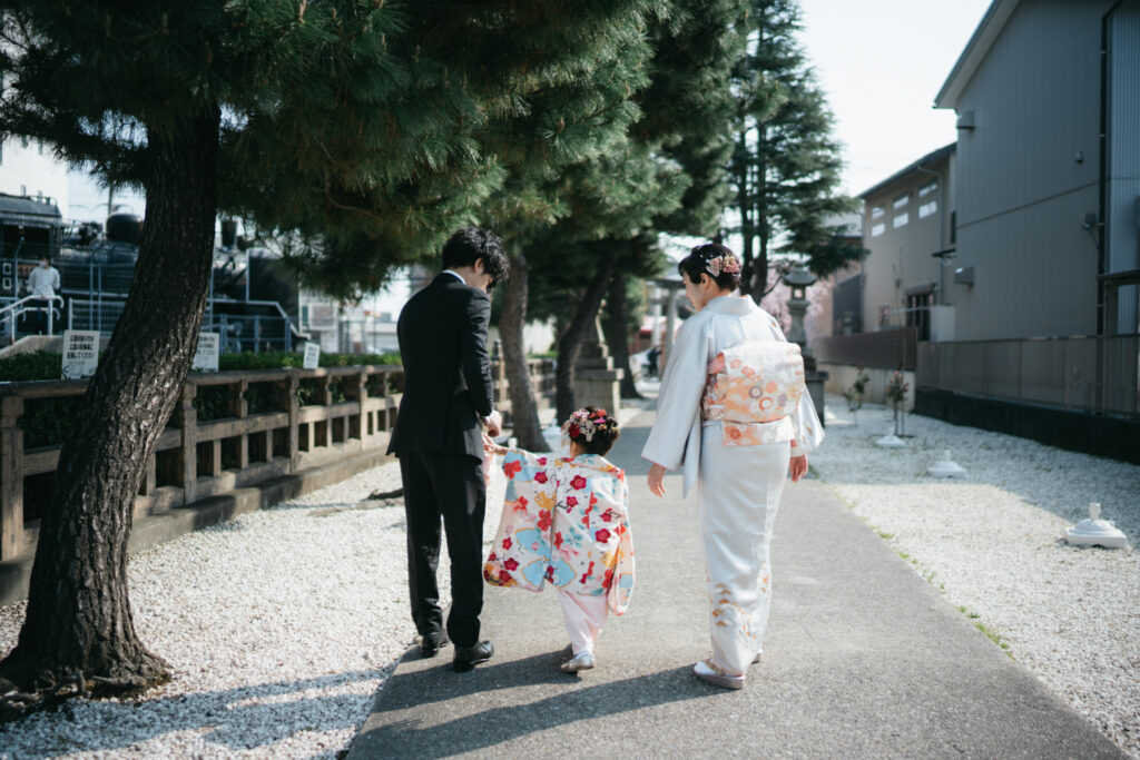 草加神社で七五三のお参りをする家族 後ろ姿の記念写真