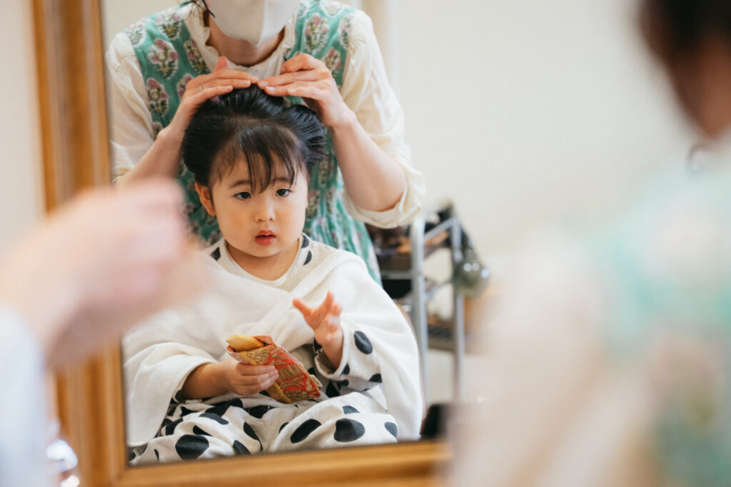 七五三のお支度シーン ヘアメイクをする女の子の様子