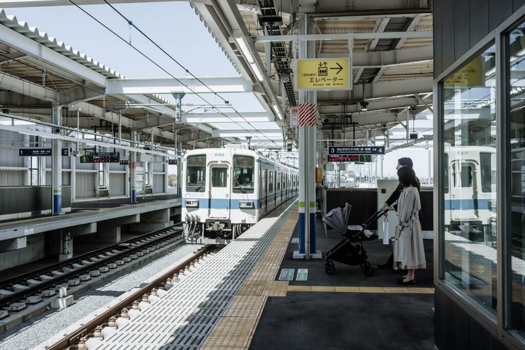 お宮参りを終え帰路に着く家族の様子