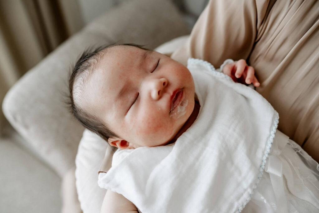 ミルクを飲み終え、心地良さそうに眠る赤ちゃん
