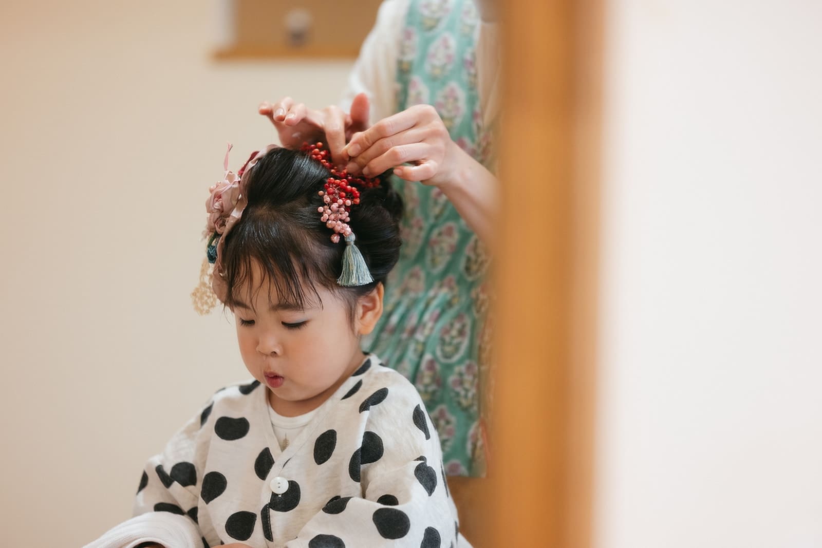 七五三当日、ヘアセットをしてもらう女の子