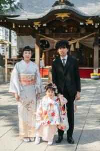 神社での3歳七五三の家族写真