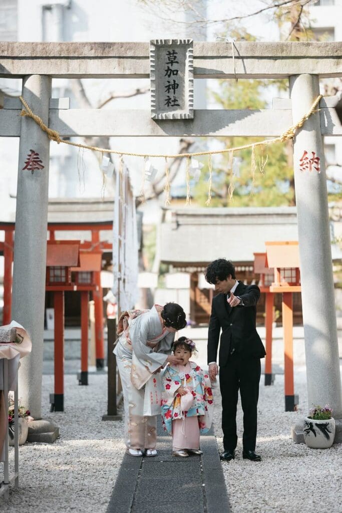 鳥居の前で並ぶ七五三の家族
