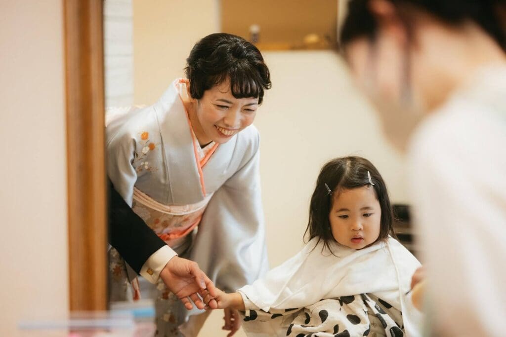 美容室でお支度をする、緊張した面持ちの3歳の女の子
