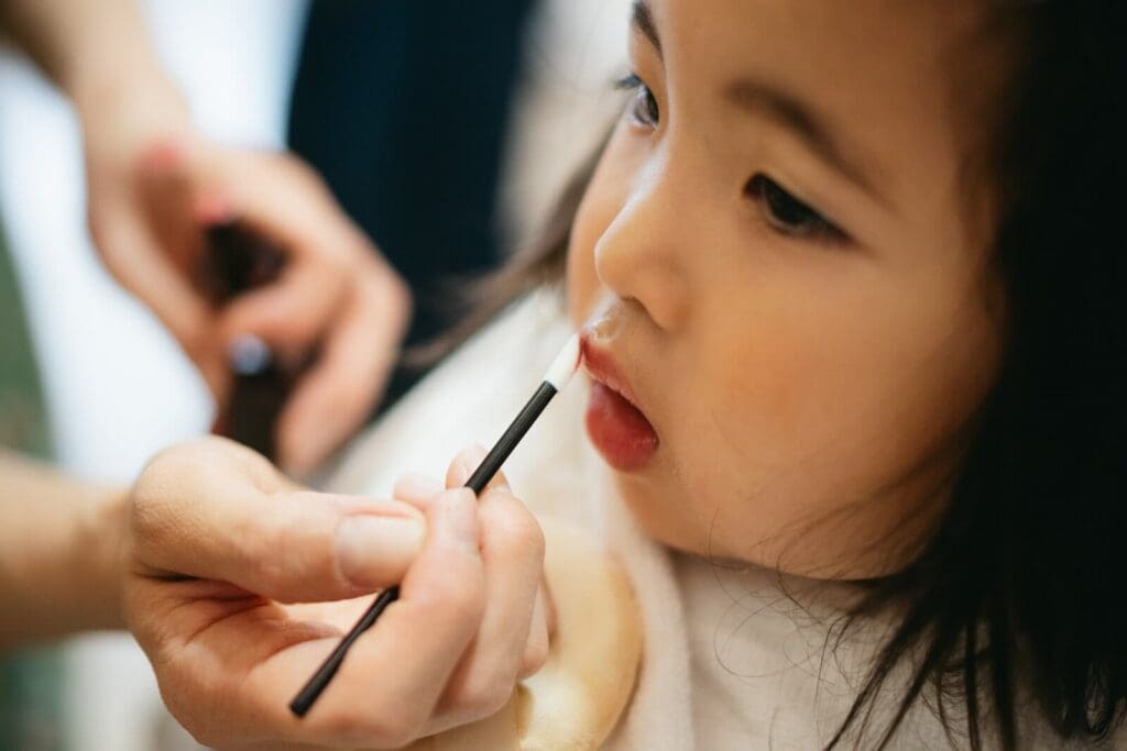 七五三のお支度でリップを塗る3歳女の子