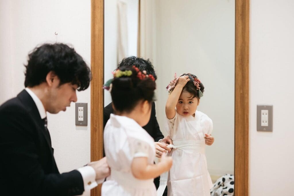 父親が3歳女の子の着付けをする様子