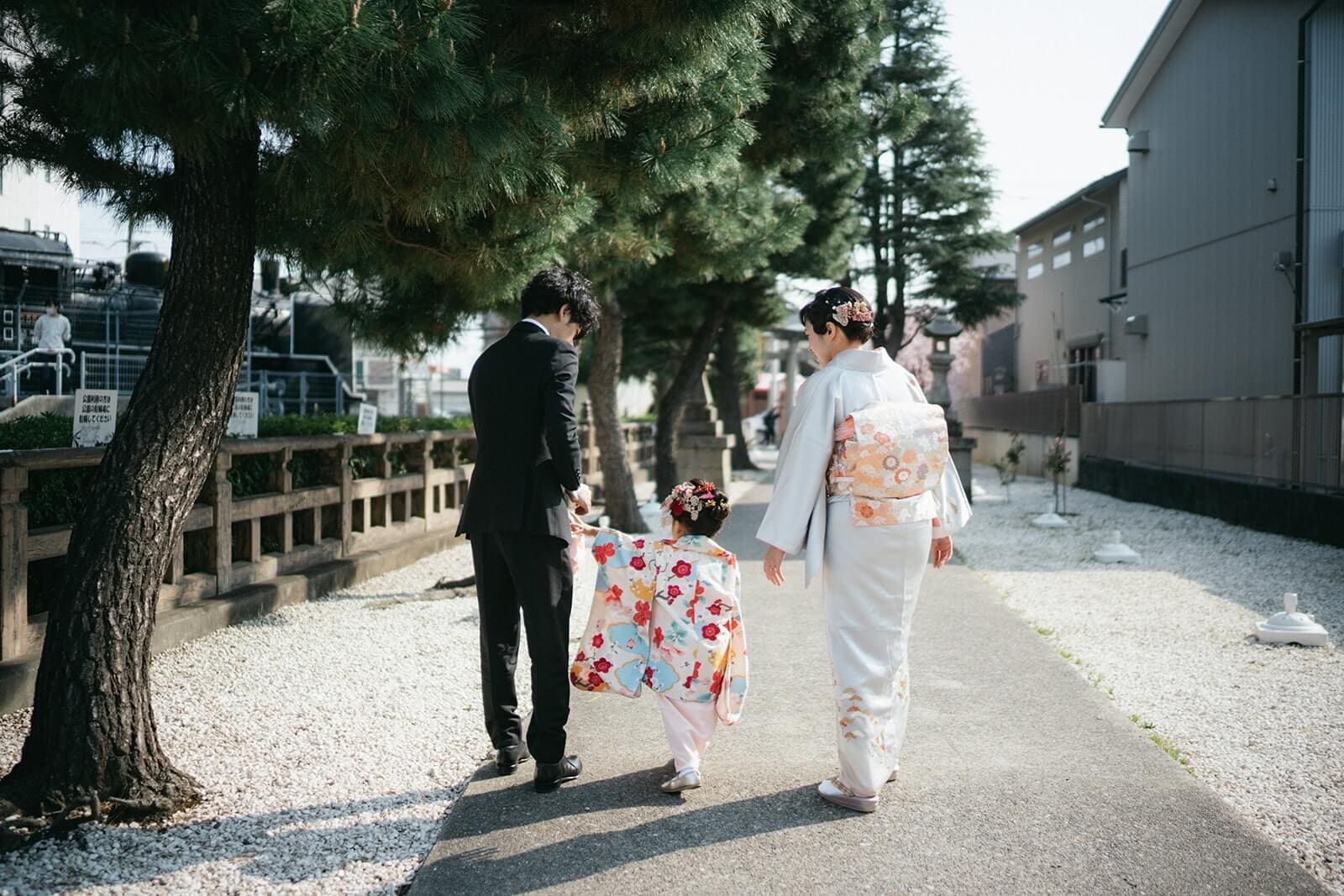 七五三のお参りに向かう家族の後ろ姿