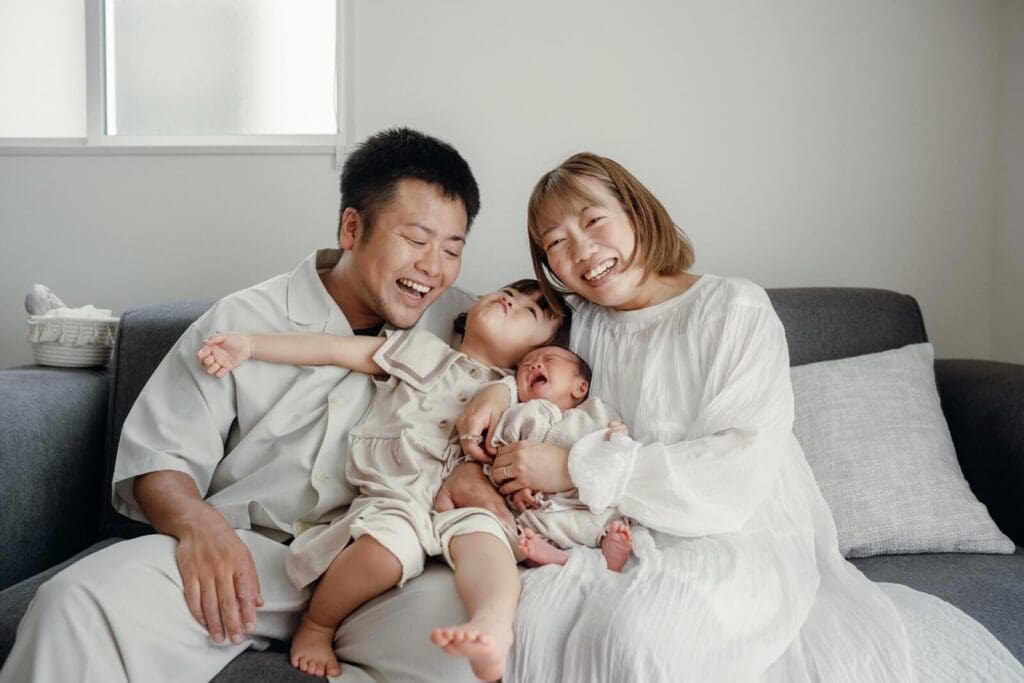 新生児を囲んだ家族写真