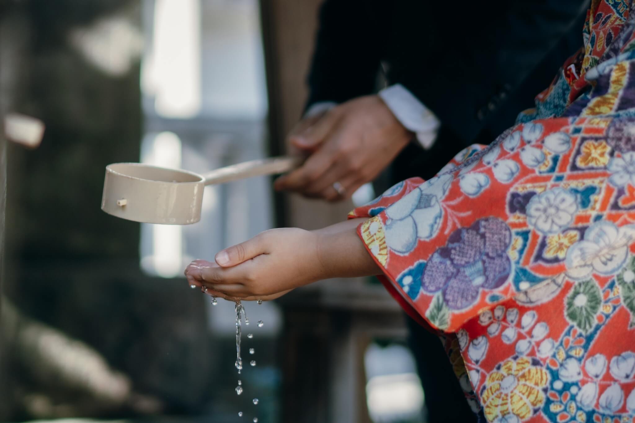 神社の手水舎で手を清める女の子の手元