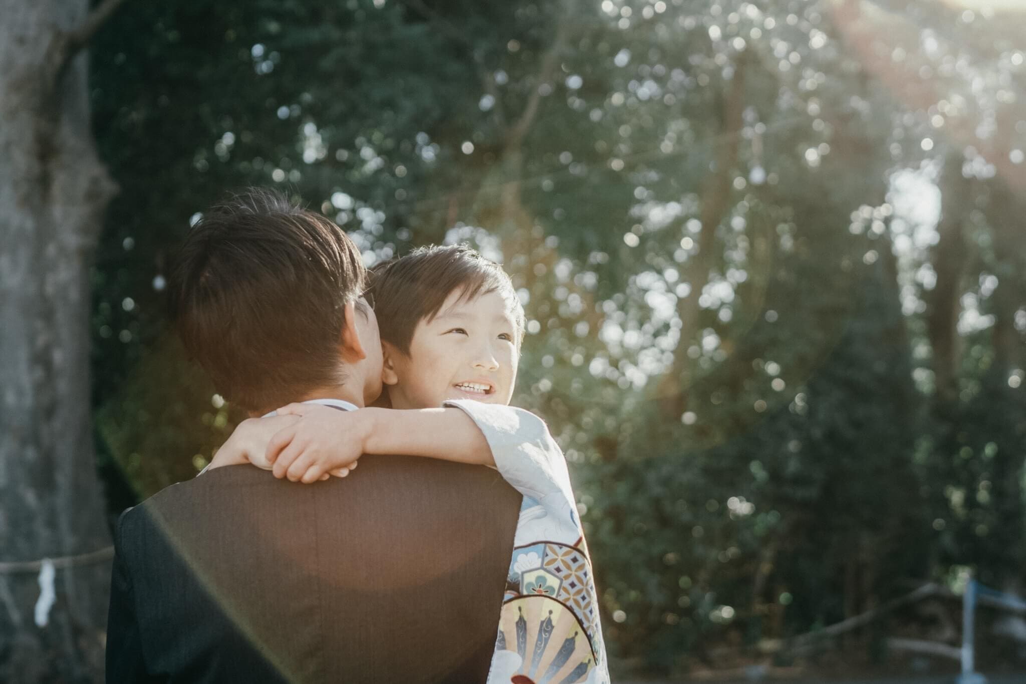 父親に抱っこしてもらう袴姿の男の子