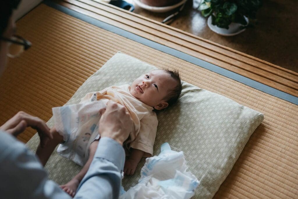 おむつ替えをするお父さまと赤ちゃん