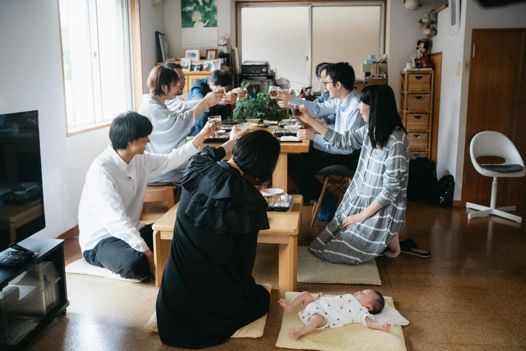 会食の始まりの乾杯の様子