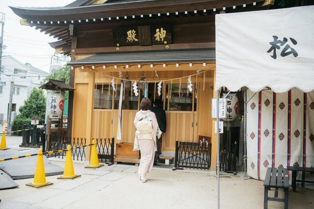 松戸神社の改修工事のため仮殿でご祈祷を受けるご家族