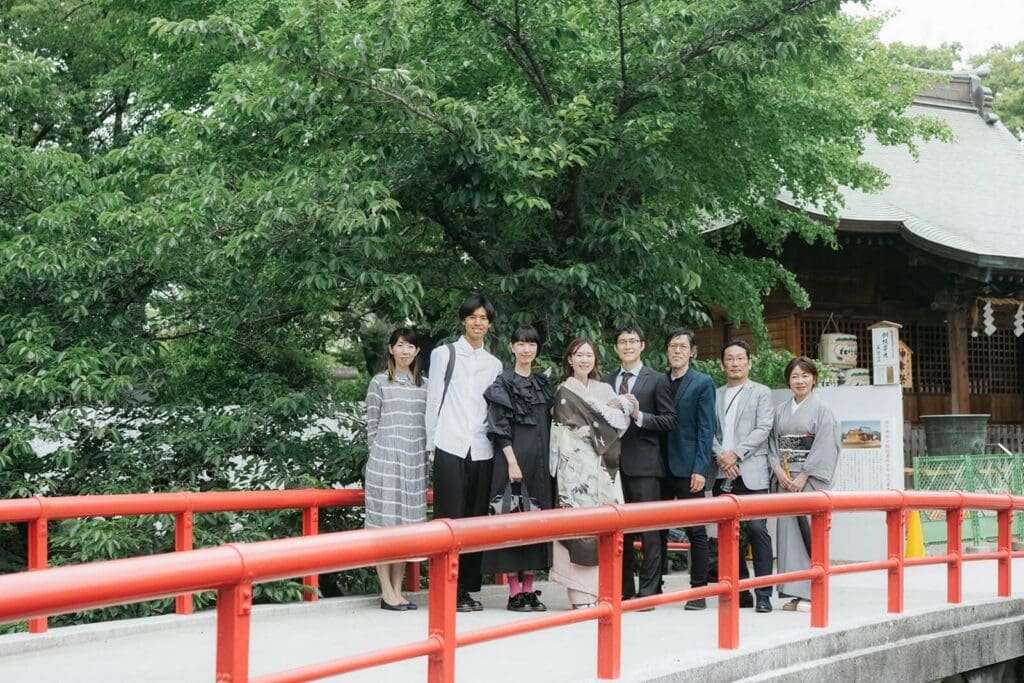 松戸神社の境内で親族揃ったお宮参りの集合写真