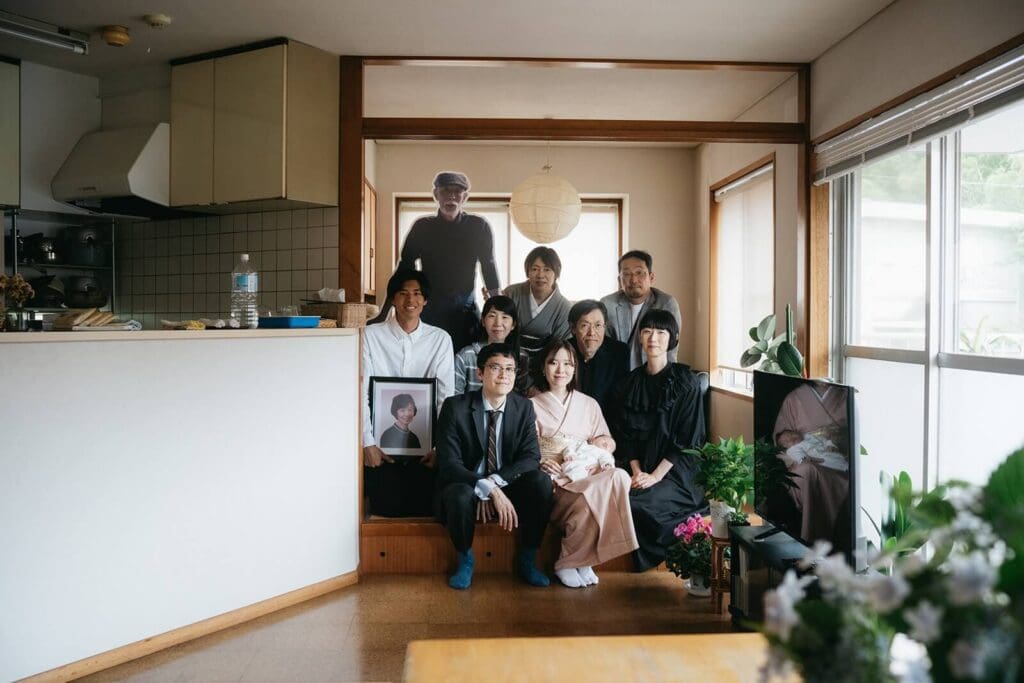 お宮参り後の親族お家での集合写真